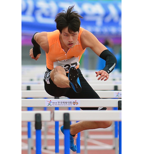30일 제주종합경기장에서 열린 전국체전 육상 남자 일반부 110m 허들 결승에서 김병준(왼쪽에서 두번째, 포항시청)이 힘차게 허들을 뛰어넘고 있다. 김병준은 13초 59의 기록으로 금메달을 차지했다. 정운철 기자 woon@msnet.co.kr