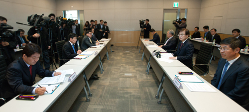 30일 서울 전경련 회관에서 열린 제1회 창조경제혁신센터 운영위원회는 대구창조경제혁신센터의 운영 방안과 그 모델의 전국 전파를 위한 다양한 논의가 진행됐다. 미래창조과학부 제공.