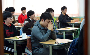 수능을 앞두고 시험 불안에 시달리는 수험생들은 이미지 트레이닝과 자신만의 습관을 만드는 방식으로 불안감을 극복할 수 있다. 매일신문 DB