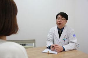 상담중인 최태영 대구가톨릭대병원 정신건강의학과 교수. 대구가톨릭대병원 제공