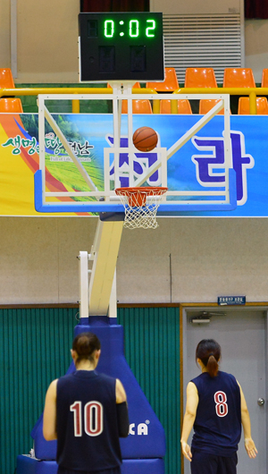 극적인 동점상황에서 심판이 경기 종료를 불과 0.2초 남겨두고 반칙 휘슬을 불어 승부가 갈라졌다. 1일 오후 제주 조천체육관에서 열린 전국체전 농구 여자일반부 경북(김천시청) 대 경남(사천시청)의 경기에서 경남 선수가 0.2초가 표시된 전광판 아래에서 자유투를 성공시키며 1점차로 승리하고 있다. 정운철 기자 woon@msnet.co.kr