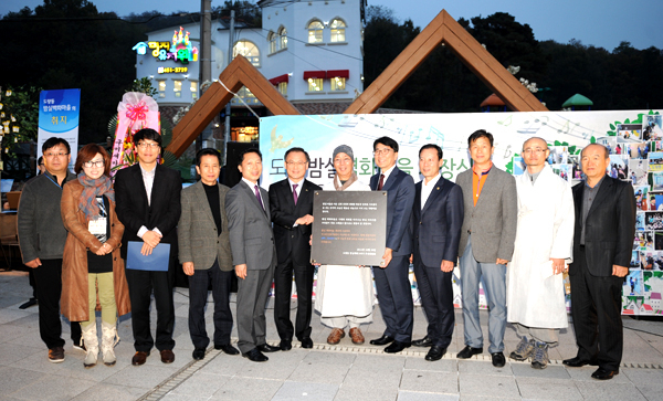 삼성전자 구미 스마트시티와 구미 밤실벽화마을추진위원회 관계자들이 야은 길재 선생 벽화거리 개장식을 열었다. 삼성전자 제공