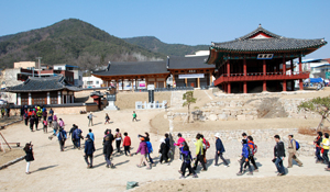 (사)경북북부연구원은 8일과 9일 이틀 동안 청송 슬로시티길과 영양 오일도 시인의 길 구간 외씨버선길에서 전유성과 함께 걷는 외씨버선길 걷기 축제를 마련한다. 사진은 청송 슬로시티길 출발지인 소헌공원 운봉관. 엄재진기자