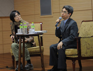 지난달 30일 대구가톨릭대 중앙도서관에서 열린 인문학 고전 북 콘서트에서 강대진(오른쪽) 홍익대 겸임교수와 김태권 작가가 