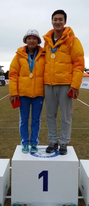 제95회 전국체전 양궁 남녀 대학부 개인전에서 우승한 안동대의 구본찬(오른쪽)과 윤진. 안동대 제공
