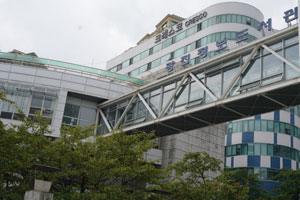 한강이 한눈에 내려다보이는 곳에 위치한 광진정보도서관은 올해 전국 도서관 평가에서 최우수 도서관으로 뽑혀 