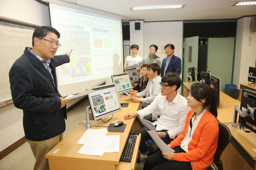계명대 녹색융합기술연구소 박상원 교수(사진 맨 왼쪽) 팀은 환경 기업, 한국전자통신연구원, 계명문화대 등과 컨소시움을 구성, 녹조 등 환경 재난을 조기에 예측하는 시스템을 개발하고 있다.