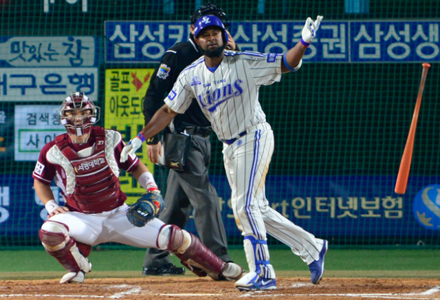 5일 대구시민야구장에서 열린 삼성 라이온즈와 넥센 히어로즈의 한국시리즈 2차전에서 삼성 나바로가 2회말 투런 홈런을 친 후 타구를 바라보고 있다. 우태욱 기자 woo@msnet.co.kr
