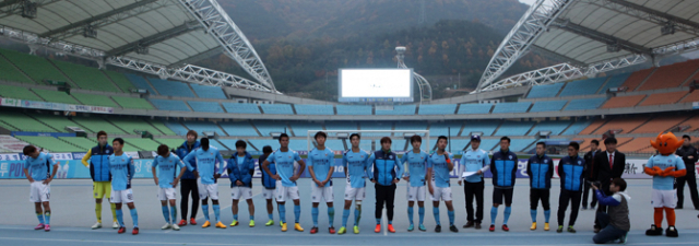 대구FC 선수단이 8일 대구스타디움에서 올 시즌 마지막 홈경기를 한 후 팬들에게 인사하고 있다. 대구FC 제공