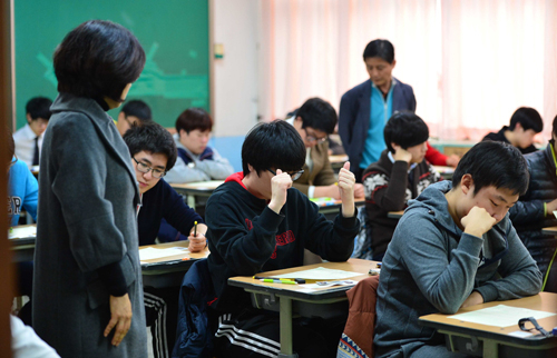 수능시험이 이틀 남았다. 새로운 것을 익히기보다 이미 공부했던 내용을 정리하고, 시험 당일 최고의 컨디션을 유지할 수 있도록 준비해야 할 때다. 지난해 대구 한 수능시험장에서 1교시가 시작되기 전 마음을 다스리고 있는 수험생들 모습. 매일신문 DB