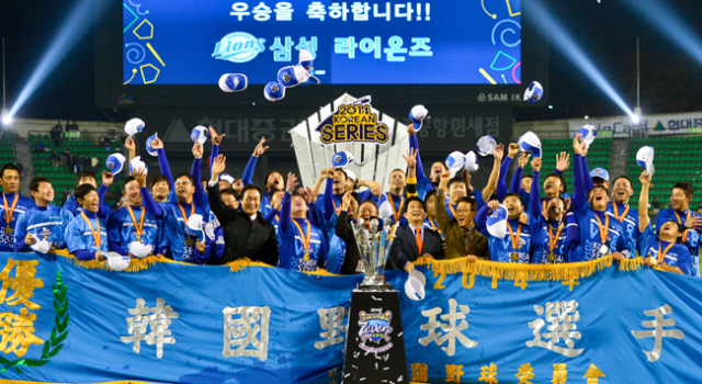 권영진 대구시장이 삼성 선수단과 함께 우승 기념 모자를 던지며 기뻐하고 있다. 우태욱 기자 woo@msnet.co.kr