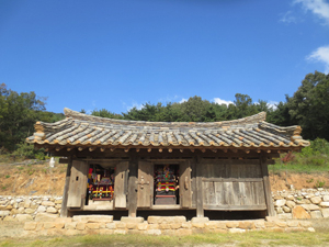 우리나라 전통 상례문화를 상징하는 경산의 상엿집 전경. 국학연구소 대구경북지부 제공