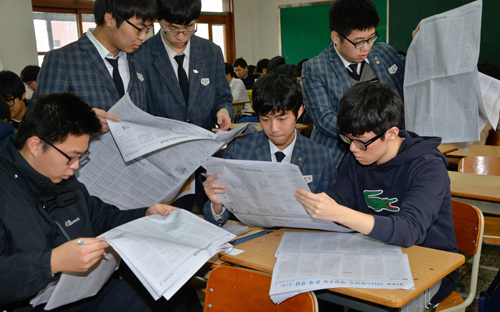 14일 오전 대구 대륜고에서 3학년 학생들이 매일신문사에서 제작, 배포한 수능 문제지와 답안지를 보며 가채점을 하고 있다. 수능 성적은 다음 달 3일 수험생에게 개별 통지된다. 우태욱 기자 woo@msnet.co.kr