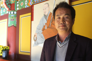 권정찬 경북도립대 교수가 1여 년에 걸쳐 제작한 고승들의 초상화를 예천 보문사에 기증했다.