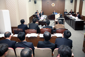 대구시의회 2014년도 행정사무감사가 열기를 더하고 있다. 사진은 경제환경위원회의 행정사무감사 모습. 대구시의회 제공