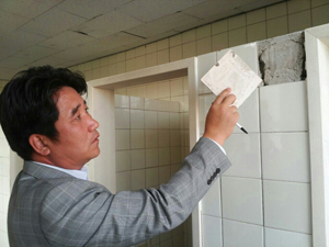 대구지역 각급 학교의 시설물 노후 상황을 점검하고 있는 배창규 대구시의원. 배 시의원은 행정사무감사에서 각종 증거 사진들(옥상이 누수 되는 학교, 부식된 교실 창문틀, 벽체가 균열된 학교 건물, 개폐조차 잘 안 되는 교실문 등)을 제시하며 송곳 같은 질문으로 대책을 추궁했다. 대구시의회 제공