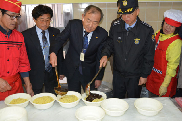 포항교도소 교정협의회 진외택(가운데) 회장과 간부직원들이 자장면을 직접 담아 수용자들에게 전달하고 있다. 포항교도소 제공