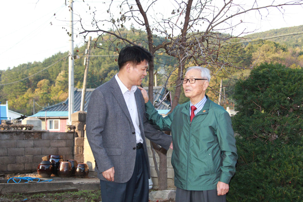 이희진 군수가 아버지 이남석 옹과 함께 영덕군 영덕읍 화수리 자신의 고향마을에서 이야기를 나누고 있다. 김대호 기자