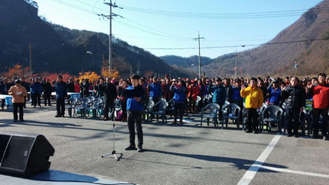청량산 유람길 걷기대회에 참석한 지역주민들이 녹색생활 성공다짐대회를 갖고 있다. 봉화군 제공