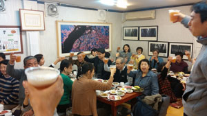 일본인 관광객들이 한우불고기의 맛에 반해 건배하고 있다. 영주시 제공
