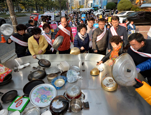 한국외식업중앙회 대구시지회 회원들이 17일 대구시 수성구 범어동 새누리당 대구시당 앞에서 대기업