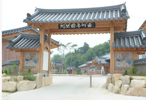 예천군이 농업보조금 수십억원을 지원해 추진한 오미자 가공공장과 지보참우마을 등 \