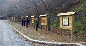 청송군자연휴양림에서는 세계 최고의 미술작품을 감상할 수 있다. 최근 청송군이 벽화 타일을 이용해 숲속미술관을 조성, 방문객에게 큰 호응을 얻고 있다. 청송군 제공