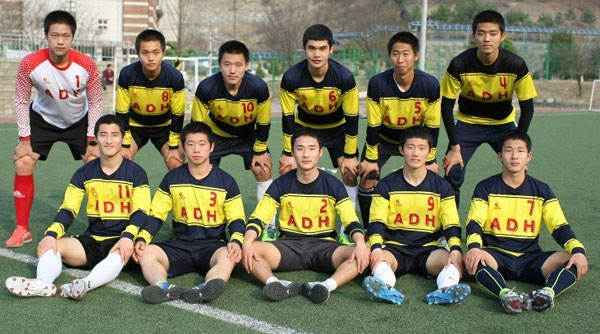 안동고 축구부 3학년 선수들이 지난해에 이어 올해도 전원 대학 입학이라는 성과를 이뤄내 좀 더 전문적이고 체계적인 축구 인생을 이어가게 됐다. 11명의 3학년 선수들. 안동고등학교 제공