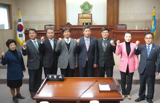신도청시대를 맞은 제7대 예천군의회 의원들이 지역주민들의 삶의 질 향상에 앞장서겠다는 다짐을 하고 있다. 권오석 기자