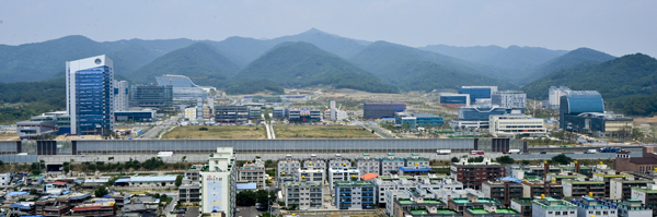 공공기관 이전이 하나둘 마무리되면서 대구 동구 혁신도시가 위용을 드러내고 있다. 왼쪽에 신용보증기금, 한국감정원, 한국산업단지공단, 한국가스공사, 오른쪽에 한국교육학술정보원, 한국사학진흥재단 등이 보인다. 매일신문 DB