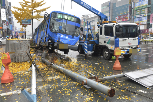 24일 대구 서구 광장타운 앞 도로에서 달리던 시내버스가 인도에 세워져 있던 가로등, 변압기 등을 들이받는 사고가 발생, 승객 8명이 부상당했다. 시내버스가 들이받은 가로등, 교통표지판, 가로수 등이 도로 위에 넘어져 있다. 성일권 기자 sungig@msnet.co.kr