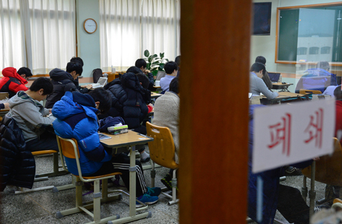 25일 오전 대구 시내 한 고교에서 수능시험을 마친 3학년 학생들이 자율학습을 하고 있다. 우태욱 기자 woo@msnet.co.kr