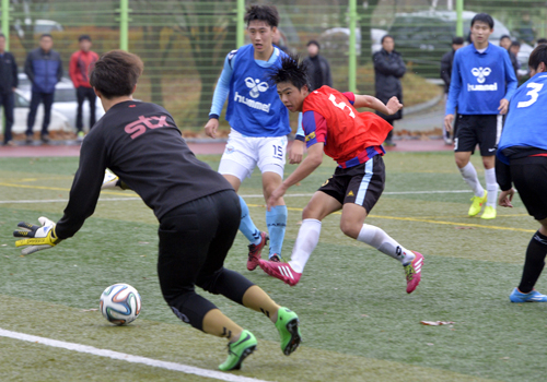 25일 대구 북구 강변축구장에서 열린 대구FC 공개테스트에 참가한 선수들이 경기를 펼치고 있다. 성일권 기자 sungig@msnet.co.kr