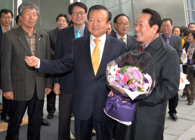 27일 오전 김천혁신도시 신사옥에 입주한 한국도로공사 임직원 환영행사가 김천시 공무원, 한국도로공사 자매마을 주민 등 200여 명이 참가한 가운데 열렸다. 김학송(오른쪽) 한국도로공사 사장이 박보생 김천시장의 환영을 받으며 신사옥으로 첫 출근하고 있다. 성일권 기자 sungig@msnet.co.kr