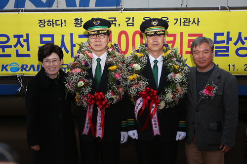 지난 25일 김천기관차승무사업소 소속 김용운 기관사와 황인국 기관사가 100만㎞ 무사고 운전 기록을 동시에 달성했다. 사진 왼쪽부터 최연혜 코레일 사장, 김용운 기관사, 황인국 기관사, 김영훈 전국철도노동조합 위원장. 코레일 제공