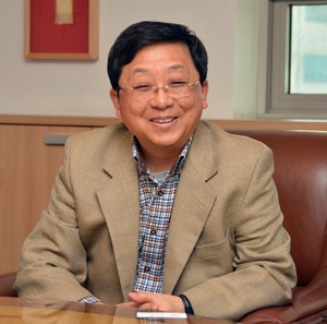창립 70주년을 맞은 대구백화점 구정모 회장은 솔직하면서도 담백하게 인터뷰에 응했다. 그는 70주년을 넘어 100주년을 바라보며 경영을 할 것이라고 했다.