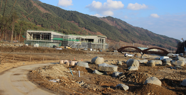 아시아 최대 규모 수목원이 경북에 들어선다. 내년 말 완공되는 국립백두대간수목원이다. 경북이 국내뿐만 아니라 세계산림산업의 중심지로 떠오르는 계기가 될 것으로 보인다. 수목원 조성 공사 현장. 봉화 마경대 기자 kdma@msnet.co.kr