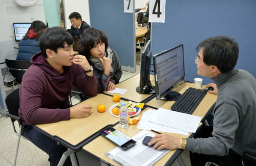 수능시험이 쉽게 출제되면서 상위권 대학의 합격선을 예측하기가 한층 더 힘들어졌다. 3일 수능시험 성적을 확인하면 전형 과정에 따라 자신의 위치가 어떻게 달라지는지 따져보고 지원 전략을 세워야 한다. 대구시교육청이 운영하는 정시 상담실에서 입시 상담을 받고 있는 수험생과 학부모 모습. 매일신문 DB