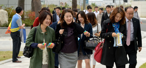 혁신도시 이전 공공기관들이 올해 속속 개청하면서 혁신도시 전반에 활력이 돌고 있다. 한국가스공사 직원들이 활기찬 표정으로 출근길에 나서고 있다. 매일신문 DB