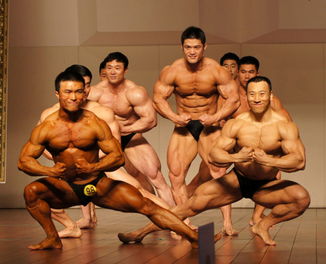 대구 보디빌딩은 최근 전국체전에서 가장 좋은 성적을 낸 대구 체육의 간판 종목이다. 사진은 대구시청팀이 지난 6월 열린 미스터 대구 선발대회에서 시범 공연을 하는 모습. 대구시보디빌딩협회 제공