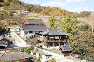 주악산 중턱에 자리 잡은 지례향교. 김천시 제공