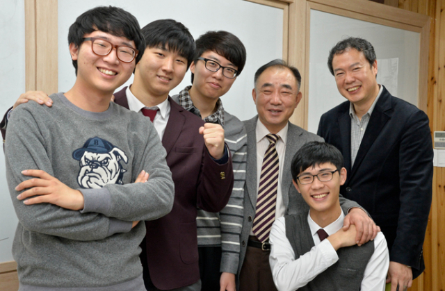 대구 경신고에서 수능 만점을 받은 학생들과 교장, 교감이 웃는 얼굴로 카메라를 바라보고 있다. 왼쪽부터 김정훈(5반), 권대현(10반), 이승민(5반) 군, 최성용 교장, 이승민(12반) 군, 김지훈 교감. 우태욱 기자 woo@msnet.co.kr