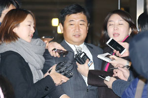 정윤회 씨 국정개입에 관한 청와대 내부 문건 유출 의혹을 받고 있는 박관천 경정이 5일 새벽 서울 서초동 서울중앙지검에서 조사를 받은 뒤 취재진의 질문을 외면한 채 귀가하고 있다. 연합뉴스