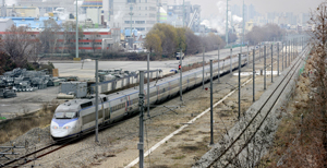 KTX 서대구 역사 예정 부지인 구 서대구화물역 부지 사이로 KTX 열차가 지나고 있다. KTX 서대구 역사가 만들어지면 서