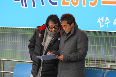 대구FC 조광래(왼쪽) 단장과 이영진 감독이 지난달 25일 대구 강변축구장에서 열린 선수 선발 공개테스트 때 명단을 보며 의견을 나누고 있다. 대구FC 제공