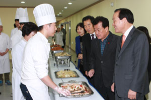 의성군과 경북행복재단은 노인들의 치매 예방을 위한 힐링 음식 품평회를 최근 열었다. 의성군 제공