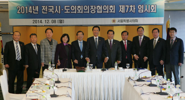 전국시도의회의장협의회는 8일 서울에서 임시회를 개최, 지방의회 의정비 제도 개선과 정치자금법 개정 등을 요구하는 건의문을 채택했다. 전국시도의회의장협의회 제공