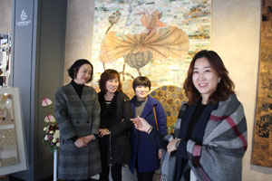 구지량(오른쪽) 작가가 전시회장을 찾은 퀼트 애호가들에게 작품을 설명하고 있다. 정창구 기자