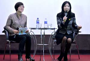 재미동포 신은미(오른쪽) 씨와 황선 전 민주노동당 부대변인이 9일 오후 대구 동성아트홀에서 열린 