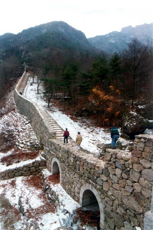 임진왜란 당시 잇단 패퇴로 조선 조정은 산성의 필요성을 절실히 느꼈다. 선산부사 배설은 금오산에 산성을 수축하고 아홉 개의 샘과 일곱 개의 못을 팠다. 금오산성은 영남의 요충지로 거듭났다. 이채근 기자 mincho@msnet.co.kr
